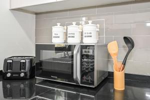 A cozinha ou kitchenette de Damac Hills 2 Poolside