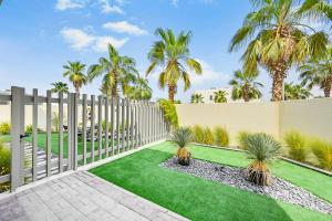 Um jardim no exterior de Damac Hills 2 Poolside