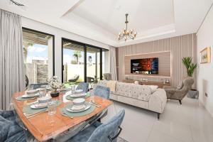 uma sala de estar com um sofá e uma mesa em Damac Hills 2 Poolside no Dubai