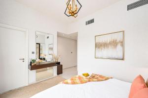 Uma cama ou camas num quarto em Damac Hills 2 Poolside