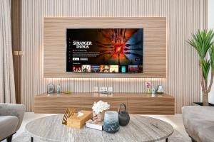 Uma televisão e/ou sistema de entretenimento em Damac Hills 2 Poolside