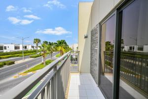 Uma varanda ou terraço em Damac Hills 2 Poolside
