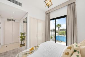 A piscina em ou perto de Damac Hills 2 Poolside