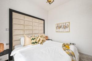Uma cama ou camas num quarto em Damac Hills 2 Poolside
