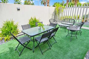 Um jardim no exterior de Damac Hills 2 Poolside