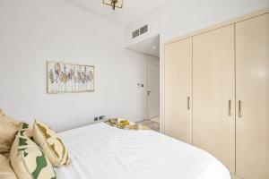 Uma cama ou camas num quarto em Damac Hills 2 Poolside