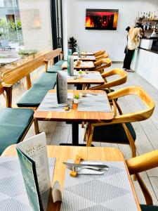 una fila de mesas y sillas en un restaurante en Elite Luxury Suites at Embassy Gardens, en Accra
