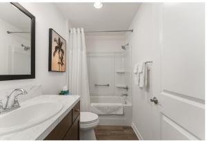 Gallery image of Designers 3BR in The Villages With Four Seaters Golfcart King Bed in The Villages +54 photos