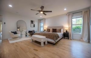 ein Schlafzimmer mit einem Bett und einem Deckenventilator in der Unterkunft Luxury ATL Home Near East Lake Golf & Beltline in Atlanta + 43 Fotos