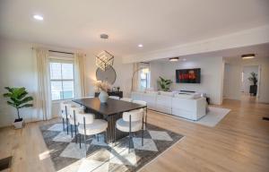 ein Esszimmer und ein Wohnzimmer mit Tisch und Stühlen in der Unterkunft Luxury ATL Home Near East Lake Golf & Beltline in Atlanta