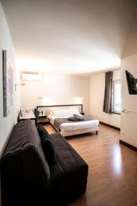 Ένα ή περισσότερα κρεβάτια σε δωμάτιο στο hotel du commerce
