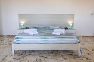 una camera da letto con un letto con asciugamani sopra di Casa Liliana 1 a Cava dʼAliga