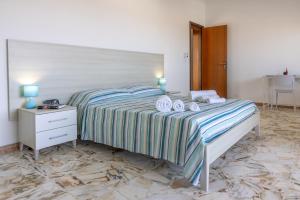 una camera da letto con un letto con asciugamani sopra di Casa Liliana 1 a Cava dʼAliga