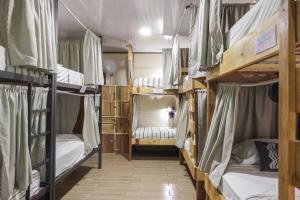 um quarto com quatro beliches em Argdivan Hostel em Fortuna