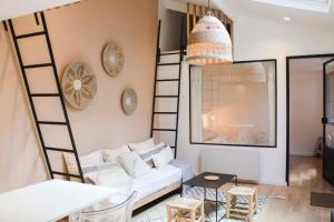 sala de estar con sofá blanco y escalera en Charming house in Montreuil with terrace, en Montreuil