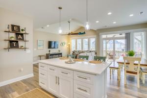 Fotografie z fotogalerie ubytování Surf City Home with Outdoor Shower Walk to Beach! v destinaci Surf City