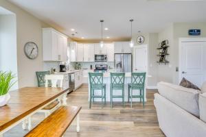 Fotografie z fotogalerie ubytování Surf City Home with Outdoor Shower Walk to Beach! v destinaci Surf City