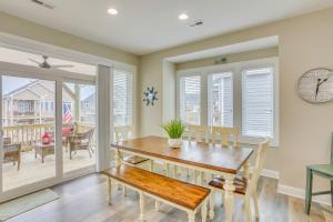 Fotografie z fotogalerie ubytování Surf City Home with Outdoor Shower Walk to Beach! v destinaci Surf City