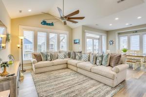 Fotografie z fotogalerie ubytování Surf City Home with Outdoor Shower Walk to Beach! v destinaci Surf City + 19 fotografií