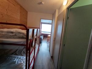 En eller flere senge i et værelse på Résidence Chalmettes - Studio 4 pers. - Skis aux pieds MAE-8764