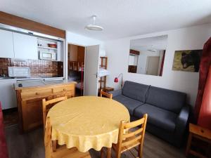 Køkken eller tekøkken på Résidence Chalmettes - Studio 4 pers. - Skis aux pieds MAE-8764 + 12 billeder