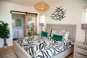 Postel nebo postele na pokoji v ubytování Greenside Get Away + 35 fotografií