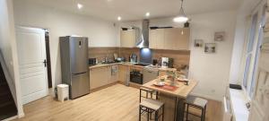 Una cocina con refrigerador y una mesa y sillas. en L'Auberge Du Roch, en Saint-Pierre-Quiberon 52 fotos más