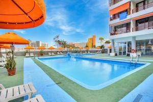 una piscina con una cancha de baloncesto en la parte superior de un edificio en Sunset Tenerife, en Playa de las Américas
