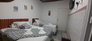 a room with two beds in a room at Hospedagem da Néli in Aparecida +22 photos