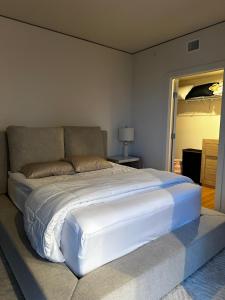 a bedroom with a large white bed in a room at Modern 2 Bedroom with City and Water Views in Seattle