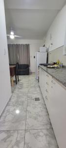 una cocina vacía con encimera y nevera en Centro, en Paraná 2 fotos más
