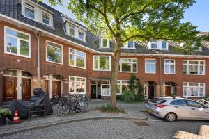 a brick building with bikes parked in front of it at De Hill Rotterdam in Rotterdam