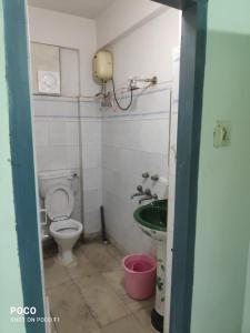 プリーにあるSeabeach rest and nestのトイレと洗面台のある小さなバスルーム