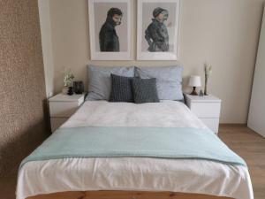 佩奇CASA MINI 5的卧室里有一张床，墙上挂着两幅画