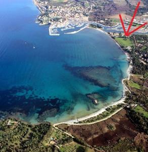 una vista aérea de una playa y el océano en T3 à 100m de la plage, au calme, Saint-Florent, en Saint-Florent
