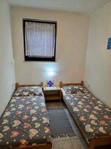 Postel nebo postele na pokoji v ubytování Apartmani Hotko 1