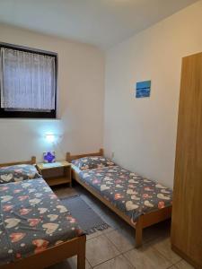 Postel nebo postele na pokoji v ubytování Apartmani Hotko 1