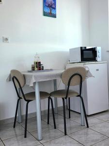 Kuchyň nebo kuchyňský kout v ubytování Apartmani Hotko 1
