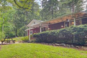 Κήπος έξω από το 20-Acre Cabin with Pond 5 Mi to Biltmore Estate!