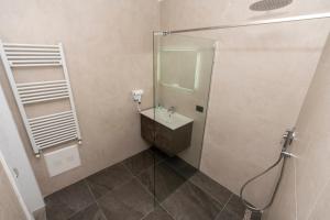 Bilik mandi di Hotel 5 Stinet