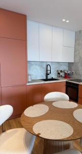 Η κουζίνα ή μικρή κουζίνα στο Neroli apartment sarande