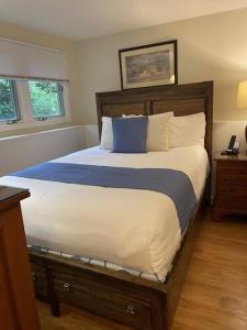 une chambre avec un grand lit avec des draps bleus et blancs dans l'établissement Eagles Court 24 with Wintergreen Advantage, à Wintergreen