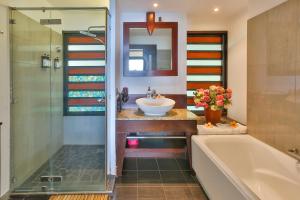 a bathroom with a tub and a sink and a shower at Blue Horizon - Le Luxury Matavai Beach - Piscine - Vue Mer in Arue +42 photos