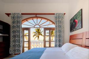 Letto o letti in una camera di Hotel Albemarle Galapagos Beachfront