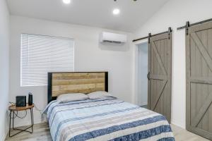 Ένα ή περισσότερα κρεβάτια σε δωμάτιο στο Sleek and Modern El Paso Retreat about 6 Mi to Downtown!