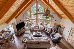 Χώρος καθιστικού στο Cozy Pines Cabin in Munds Park +65 φωτογραφίες