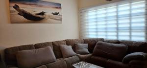 COOL PLACE" AT RAMAT GAN"-חדרים delux - ק"מ 1 מבי"ח "שיבא" תל השומר-"מכללת ר"ג"-"בר אילן"-קרוב ל"בלינסון"-רחבת חנייה לרכבים חינם-כורסת מסאז' ומכונת אספרסו לשירות האורחים-חינם的休息区