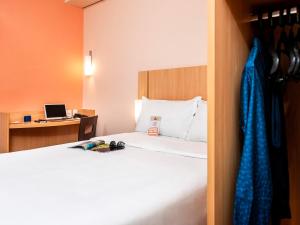 ibis Ourinhos客房内的一张或多张床位