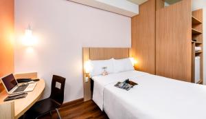 ibis Ourinhos客房内的一张或多张床位