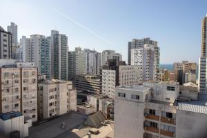 Una vista general de Balneario Camboriú o una vista desde la ciudad tomada desde el departamento